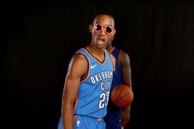 王哲林糟糕表现惹怒全国球迷 被骂上热搜第一