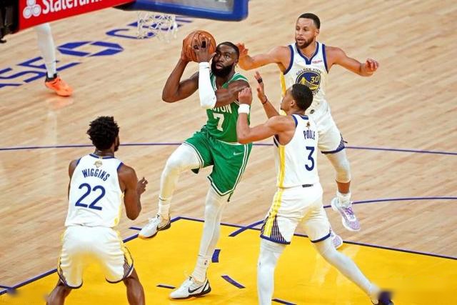 王哲林糟糕表现惹怒全国球迷 被骂上热搜第一